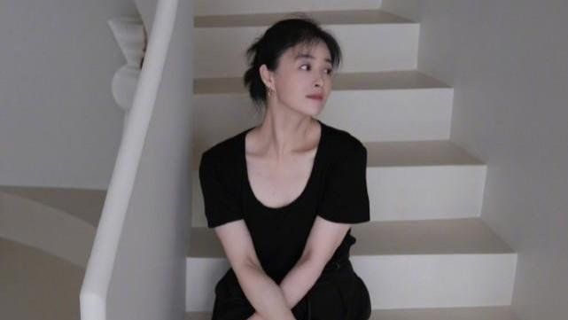 发型 蒋欣瘦身后气质大变，经纪人随手拍出时尚大片，巴掌脸天鹅颈抢镜