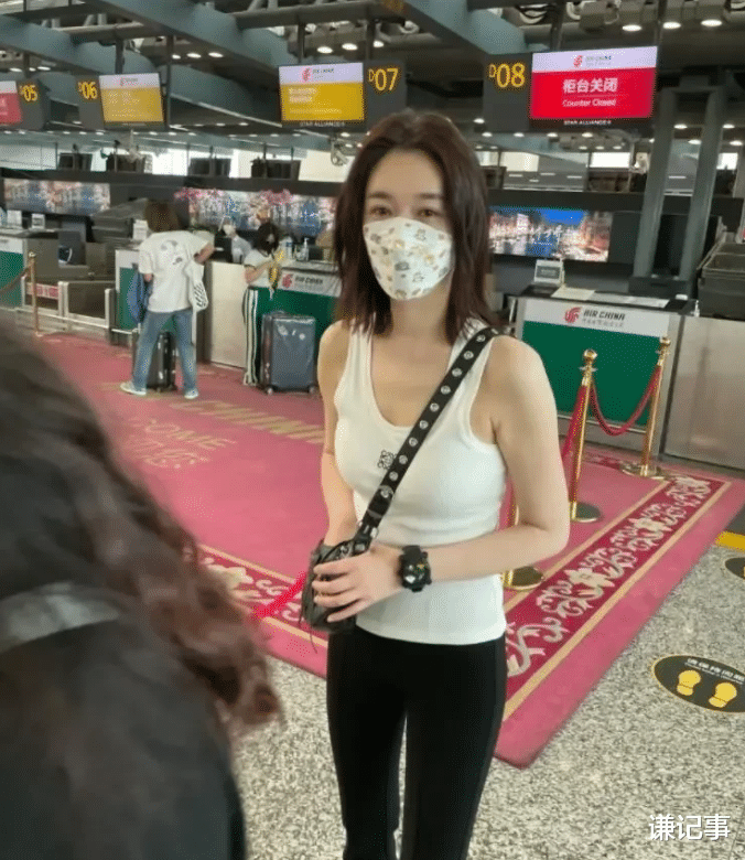 李小冉|终于知道她有多不上镜了，路人镜头下的李小冉