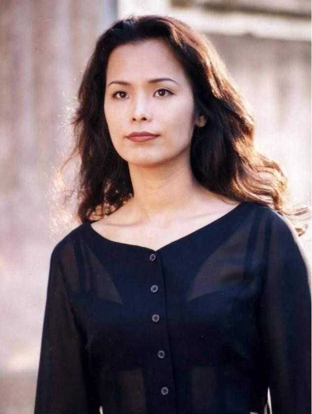 韦唯|“歌坛天后”韦唯：因跨国婚姻被冻结资产，星途惨淡综艺一轮游