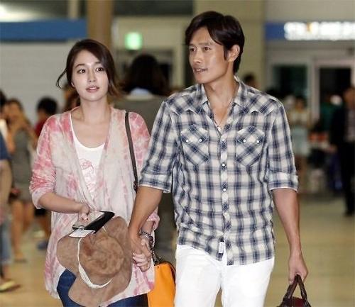 原创|40岁李珉廷近照美似洋娃娃 与李秉宪结婚9年 贵族出身身价不凡