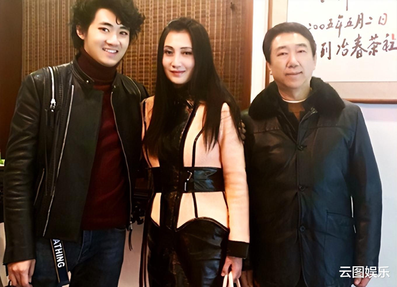 林芳兵|林芳兵携子现身支持老公演出，一家三口颜值高，22岁儿子太像妈妈