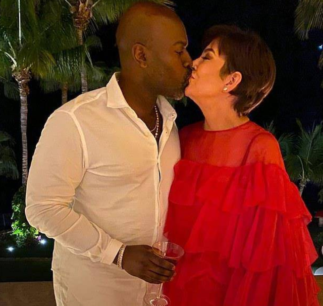 奥利|卡戴珊67岁母亲:2次婚姻失败,和小28岁黑人男友在轮船上拥吻