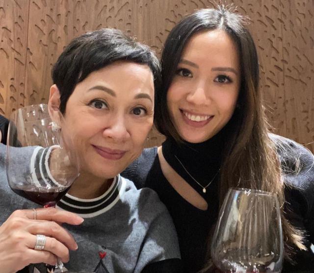 周润发|周润发前妻和女儿亲密互动，庆祝女儿31岁生日，62岁仍年轻