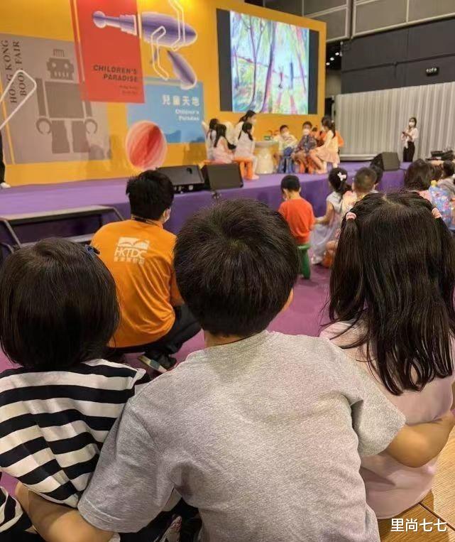 摩擦性失业|郭晶晶祖孙三代被偶遇,豪门公爹帮忙带娃,她职场打扮似女强人