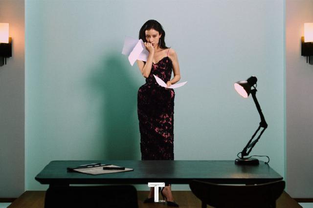 倪妮|倪妮锁骨杀大片惊喜释出 碎短发配深V裙帅气飒爽