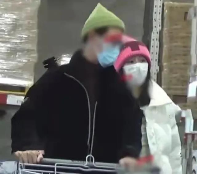 蒲巴甲|蒲巴甲新恋情曝光？被女友挽手揽腰逛超市，身材高挑似模特