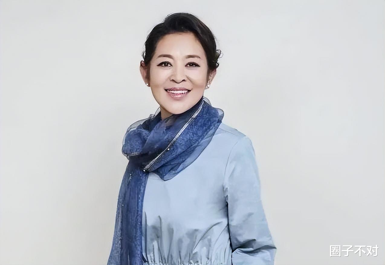 倪萍|倪萍：三婚两次失败，为救儿子给冯小刚下跪，46岁嫁导演终获幸福