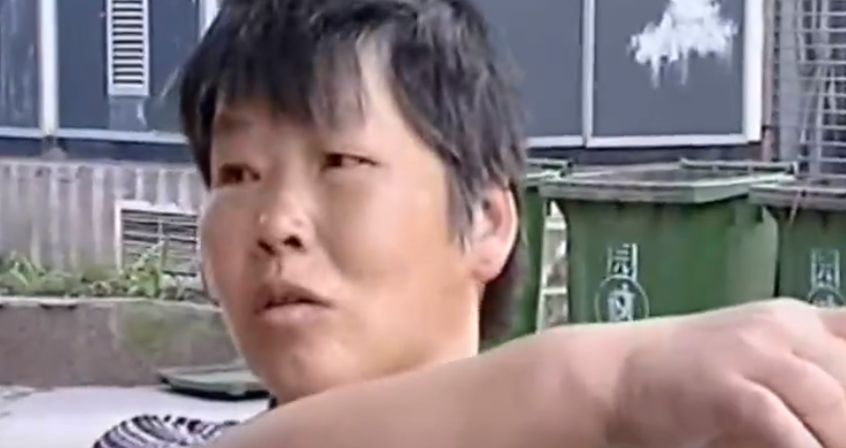 公公借儿媳300块给孩子看病,婆婆吃醋不满,逼得儿媳跳楼瘫痪