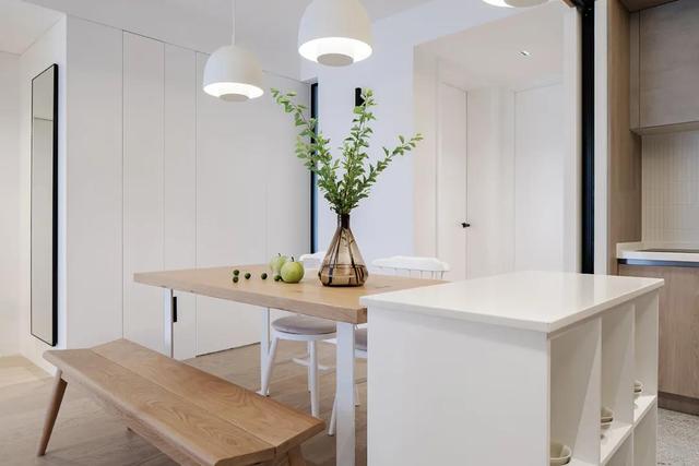 89㎡高颜值美宅,「书墙+地台」的设计很抢眼,轻松住下三代人!