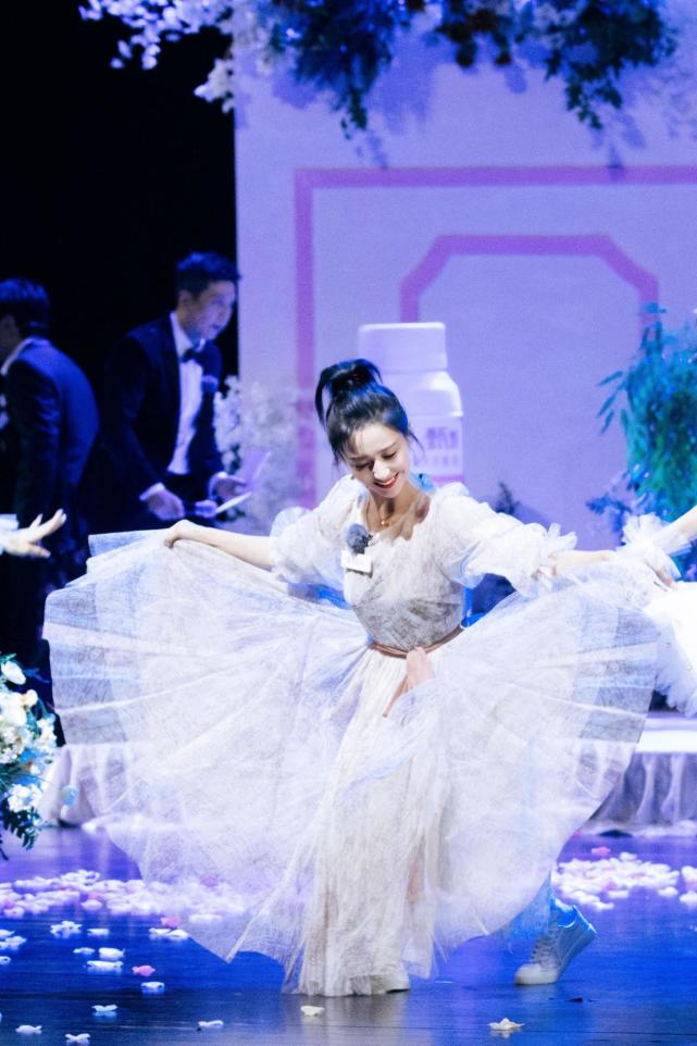 佟丽娅|佟丽娅离婚后罕上综艺!穿薄纱裙谢幕美成“仙女”,仪态端庄优越