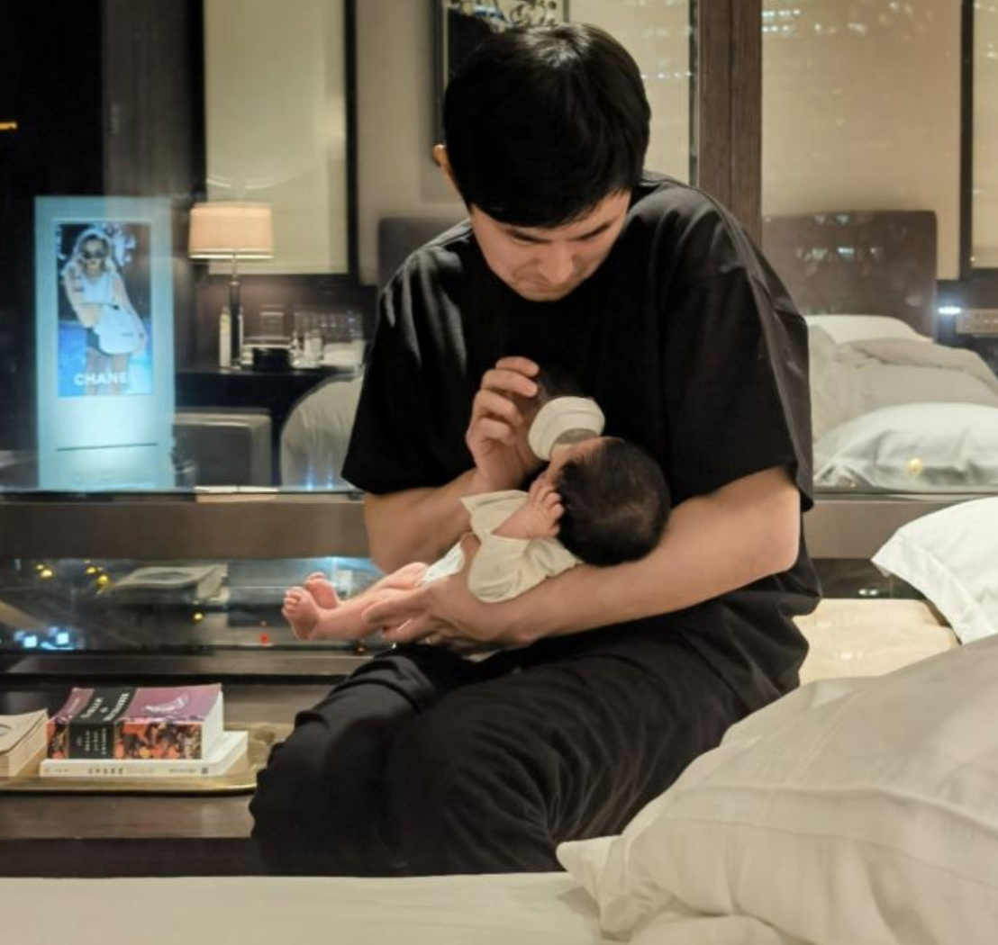 王彦霖|王彦霖纪念婚礼举办一周年，晒更多现场照，与艾佳妮牵手哭红双眼