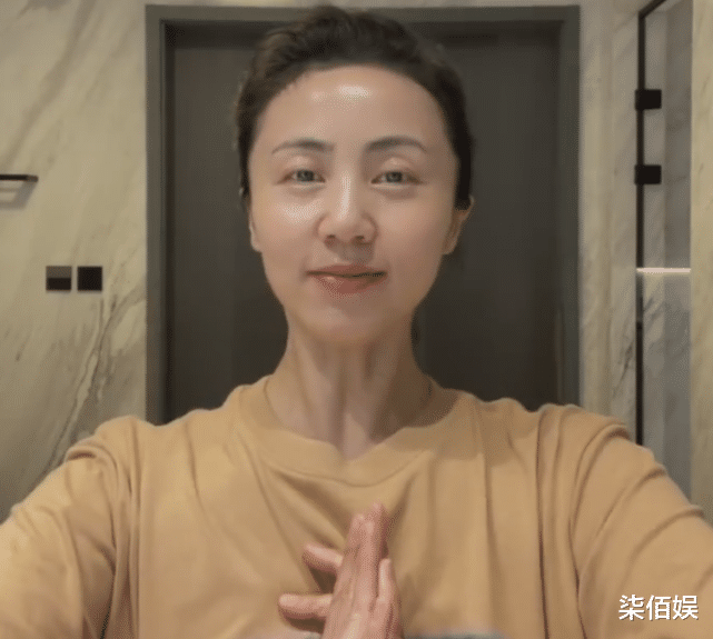 孙莉 44岁孙莉分享护肤心得，素颜抬头纹明显，用手捂脸自侃过于勇敢