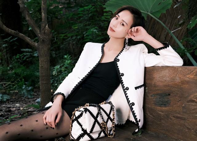 看了张钧甯的黑丝穿搭才发现:丝袜本身并不俗气,穿对了还挺高级