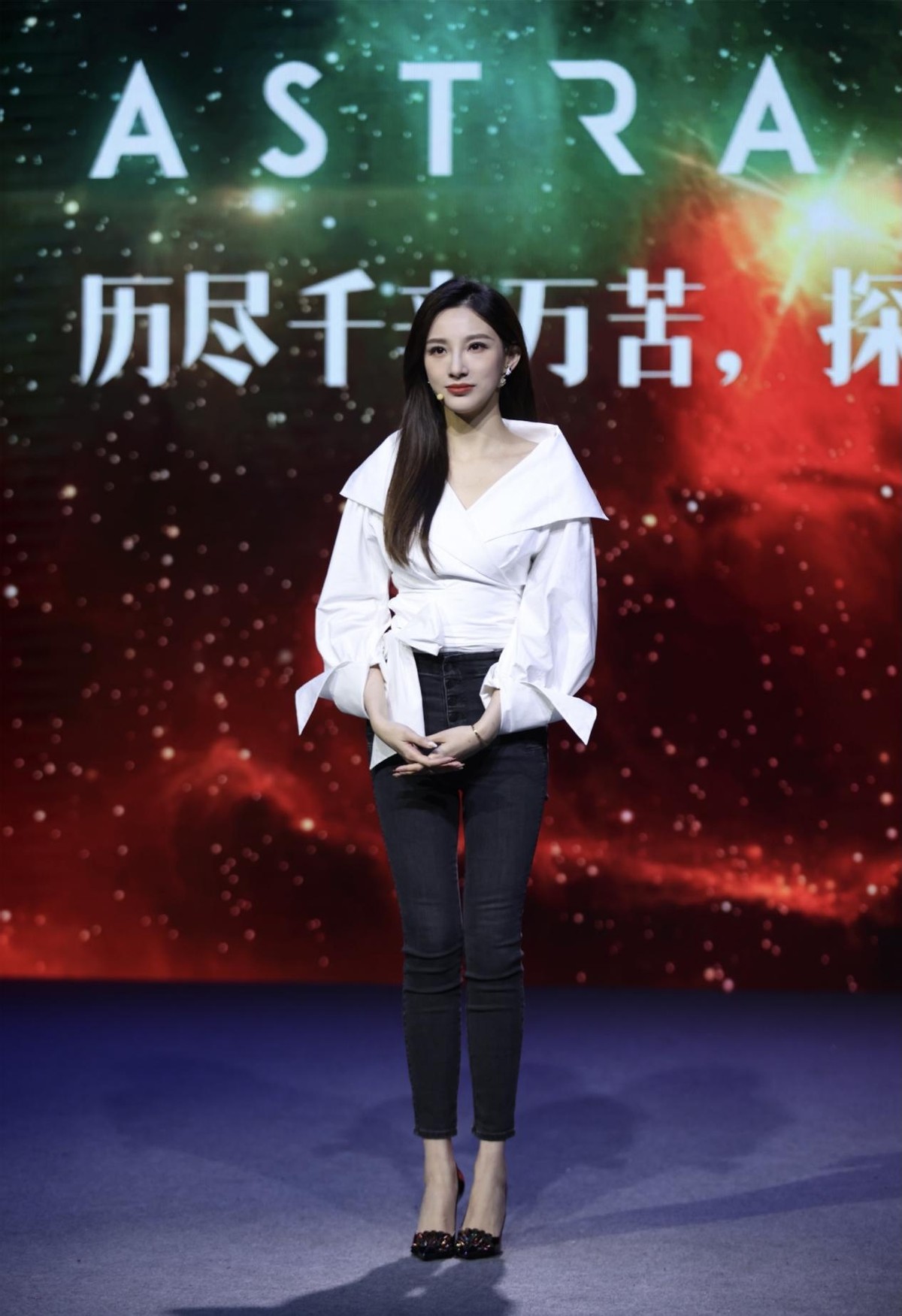 马凡舒|马凡舒太美!解说NBA出道,主持春晚爆红,1米72大长腿,性感诱人