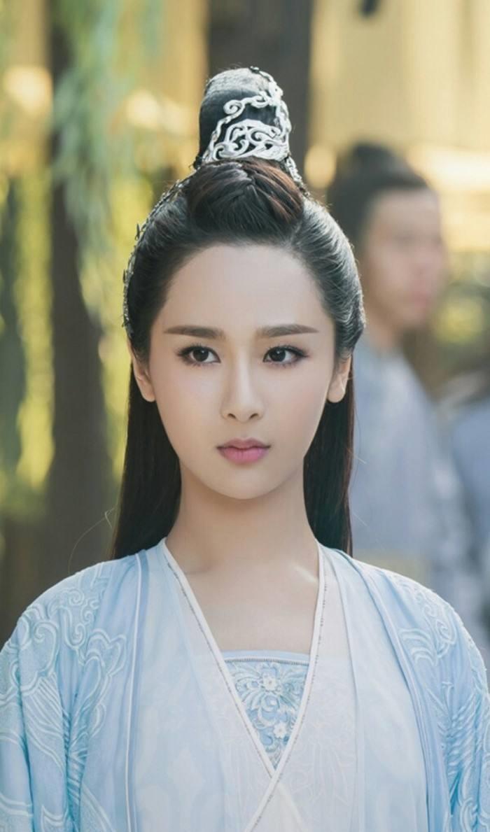 杨紫 杨紫的10年减肥之路：从130斤瘦到88斤变美，多次晒图否认动脸