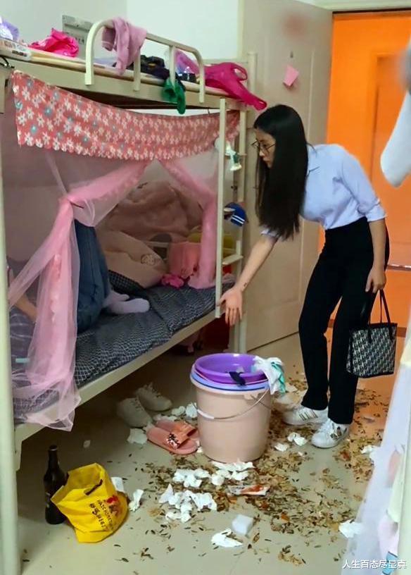 女子不讲卫生让室友头疼不已,5双袜子都包了浆,床底下塞满纸巾