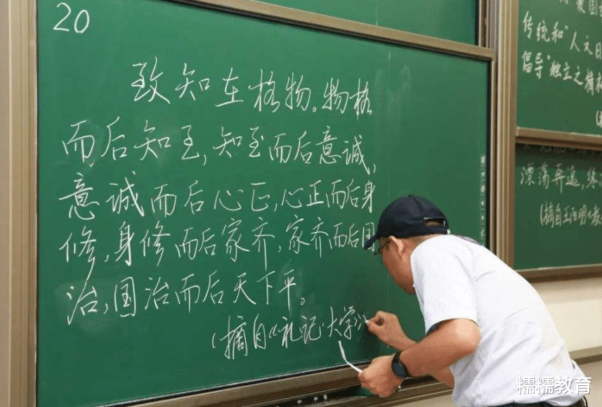 教师|年轻老师监考，板书却产生歧义，教师无奈：小丑竟是我自己