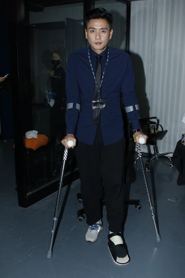 黄宗泽|黄宗泽拍戏意外受伤担心毁容，本人露面报平安，讲述被砸惊险经过