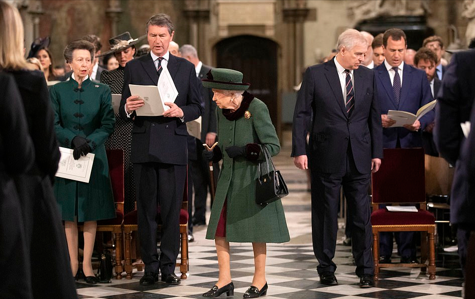 凯特王妃|苏菲王妃一家4口亮相！18岁女儿穿蓝裙亮相好美，比小夏公主惊艳