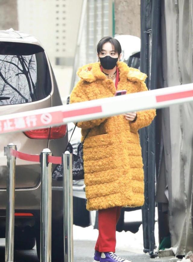 张小斐|春晚第二次联排：张小斐外套过万，朱一龙穿校服，宋茜像肉松面包