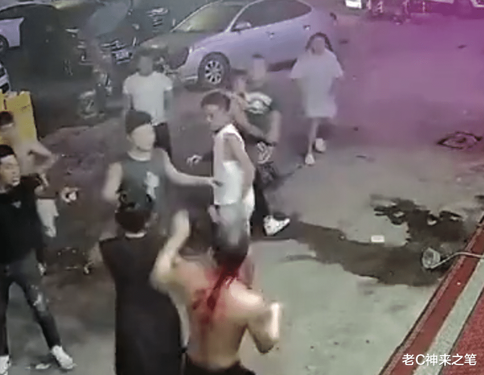 多名男子殴打女生,店老板冲上去被围殴,老板娘被打得浑身是伤