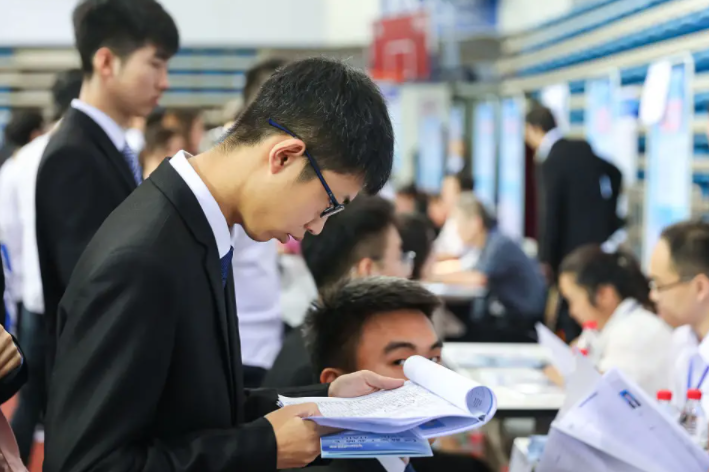 政审|体制内岗位录取出新规,“差额政审”上线,考试第一也未必稳上岸