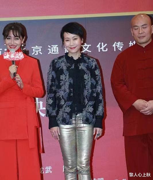 穿衣搭配|叶童与小16岁的爱戴同台，穿搭居然更胜一筹，穿金色皮裤格外耀眼