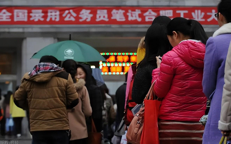 |专家：公务员太辛苦，应该有更多休息时间，你不理解他们的辛苦