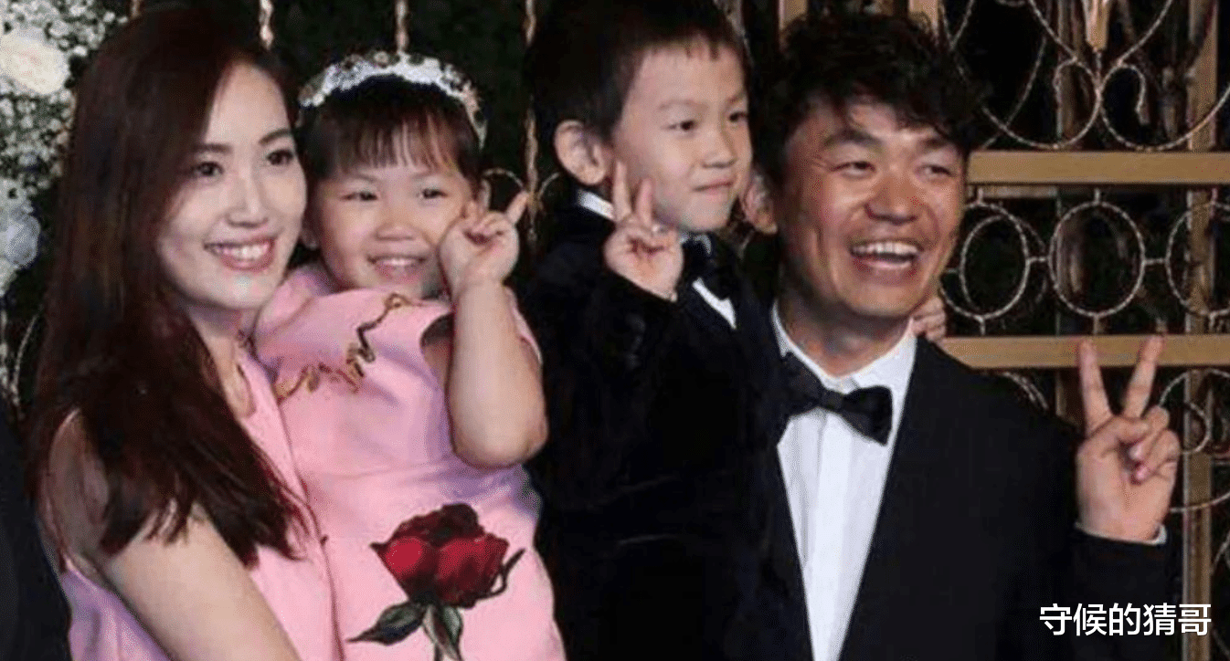 马蓉|王宝强带女友参加聚餐，开豪车太高调，女友长相身材完胜马蓉