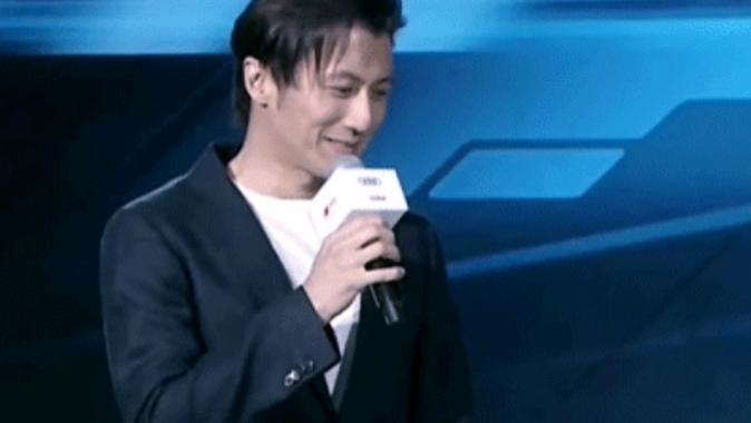 谢霆锋|谢霆锋是懂如何拿捏氛围感的，发型到位，身材迷人，帅炸天！