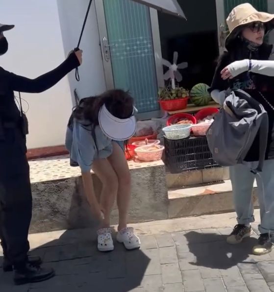 杨超越|三亚:杨超越街上录节目,当众往腿上喷防晒霜,“连脚丫子都喷”