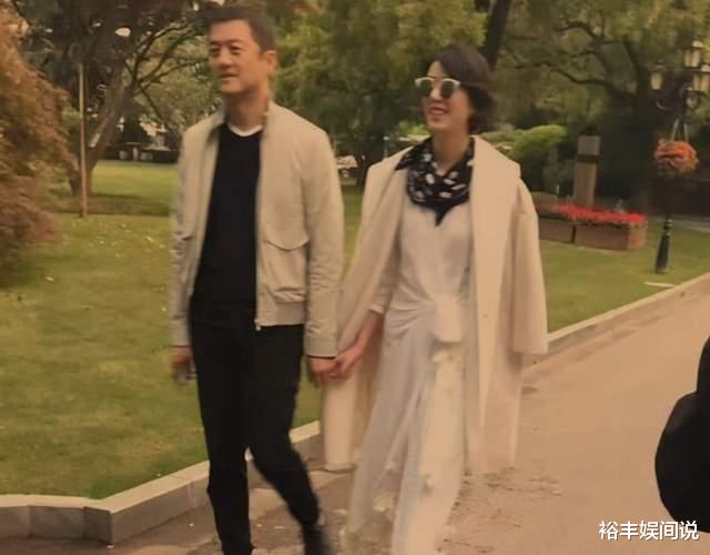 李亚鹏|李亚鹏好事将近？疑似携小19岁女友拍婚纱照，穿西服打领结戴戒指