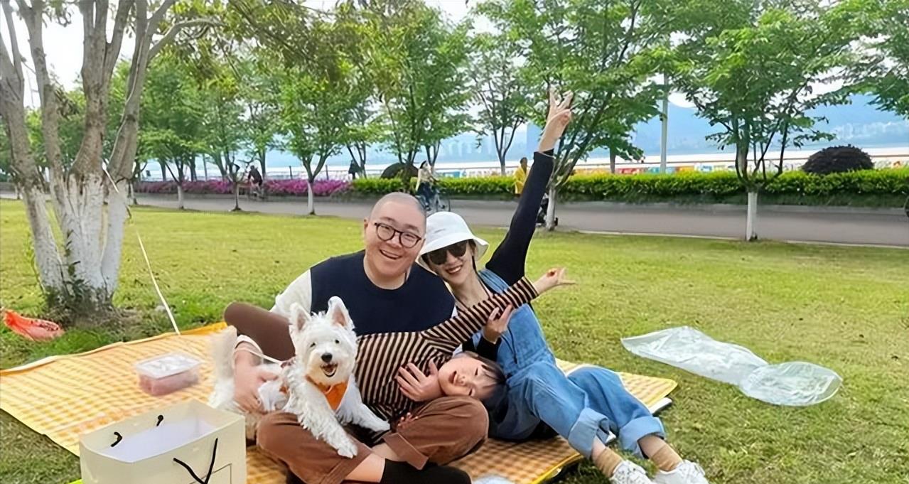 郝邵文|郝邵文一家三口出游,宠溺7岁继女,老婆背2万包“幼态脸”太年轻