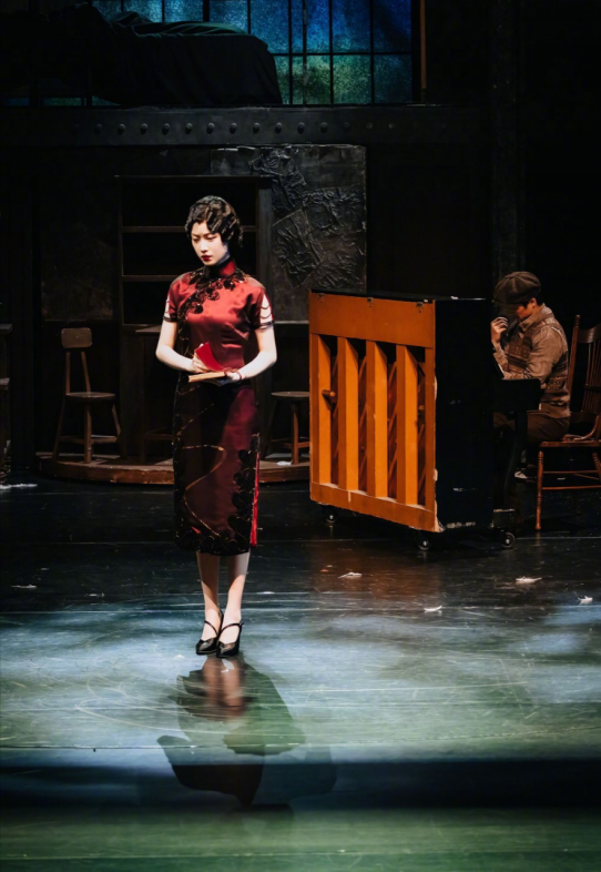 白宇|倪妮一改往日穿衣风格，下衣失踪大秀美腿，腿部不完美却备受称赞