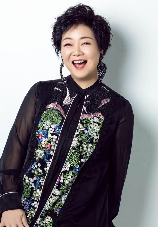 穿衣搭配 身材发福的妈妈辈，发型和穿搭都可以学学萨日娜，优雅得体挺耐看