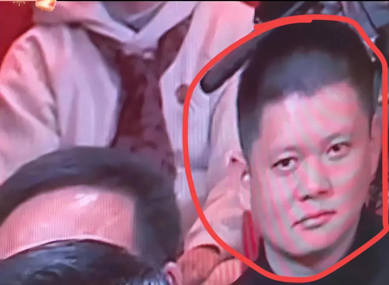 春晚|春晚比明星抢镜的5位素人:脸笑僵的伴舞,一夜爆红的挠头哥和迷茫弟