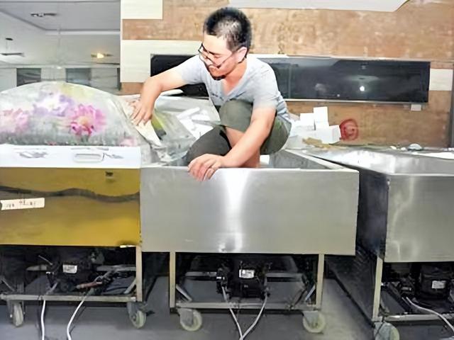 19岁大学生送外卖赚1.7万,博士兄弟替母亲拧钢管,网友:真励志