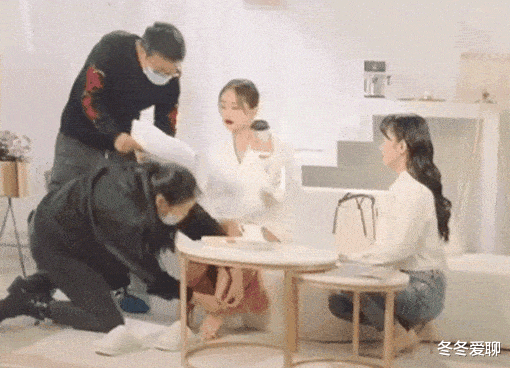 赵露思|赵露思让助理帮忙穿袜子，知情人透露实情，王子文也有过类似误会