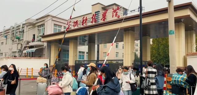 继郑州富士康后，郑州一高校学生突然离校？多数离校大学生已劝回