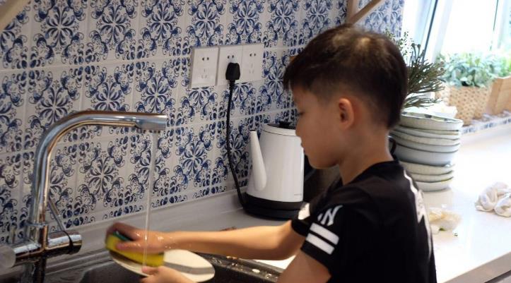 孙楠|带你参观孙楠住的豪宅，如今喜欢养生了，在家喝茶享受生活