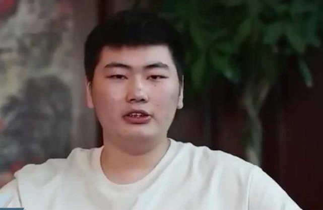 带货|朱小伟事业心大起，穿得不伦不类像去拍戏，网友：地主家的傻儿子