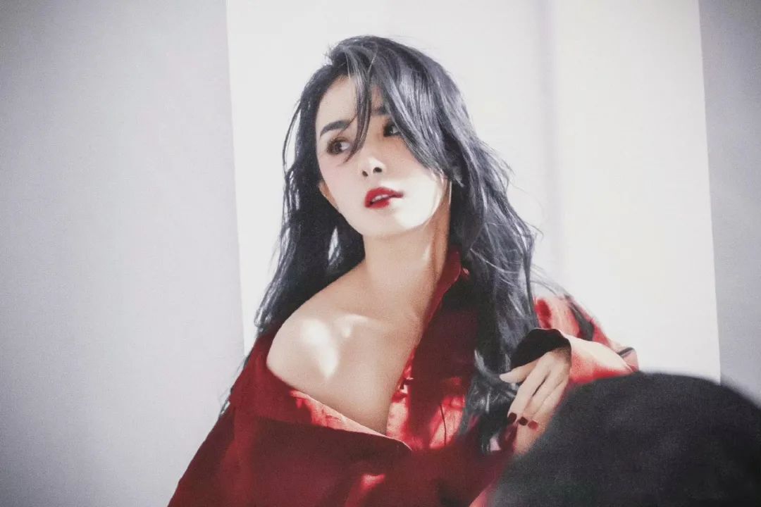 杨幂|性感女王杨幂,代言维多利亚的秘密,既有魅惑红又有神秘黑