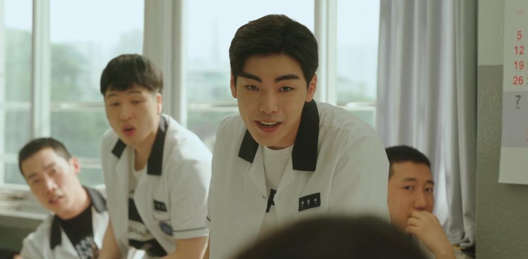 校园欺凌|同是校园霸凌题材,和《黑暗荣耀》相比,疯批少年不输黑暗大女主