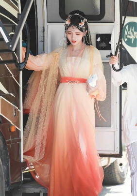 花戎|鞠婧祎《花戎》粉衣路透曝光:扎小辫背绿包,清新秀丽