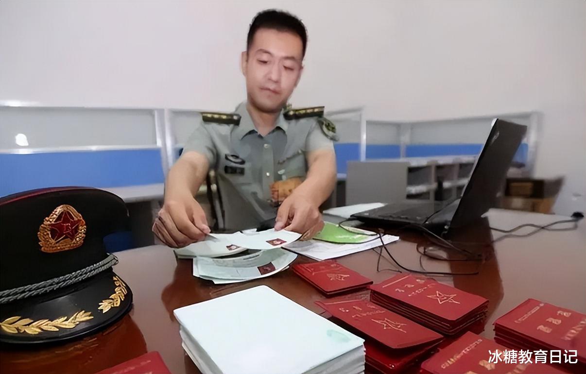 腕表|2022军队文职岗位空缺近2万个，工资待遇好，专科生也有机会报考