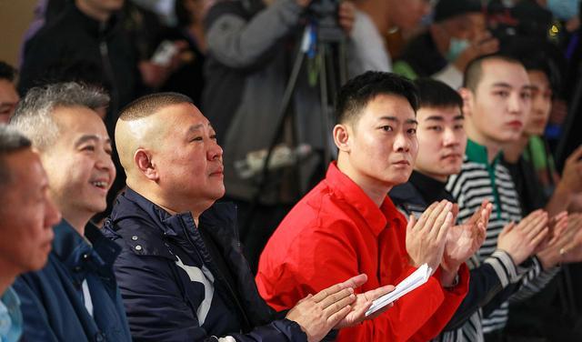 栾云平|栾云平台上砸挂何云伟,粉丝听了很解气,郭德纲觉得这爱徒没白疼