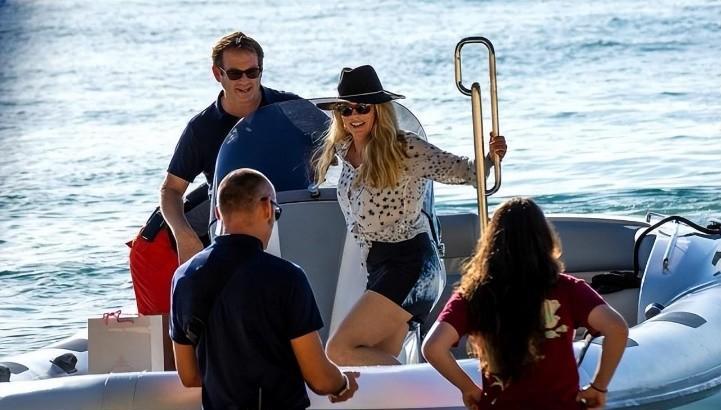 |乔布斯59岁遗孀开心度假，手握167亿遗产，曾说要裸捐不留给后代