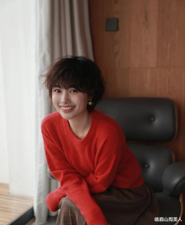 奔四奔五的女人,就放弃黑长直吧!这4种“减龄短发”太洋气了