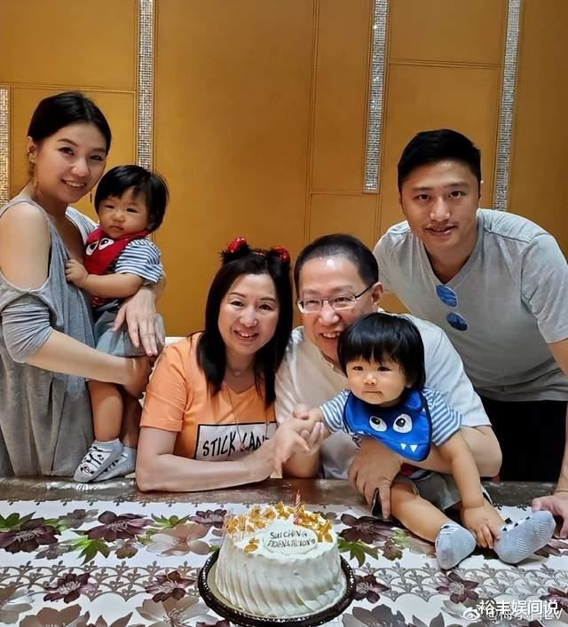 梅小青|梅小青一家外出度假！当双胞胎孙子面秀恩爱，三代穿亲子装好温馨