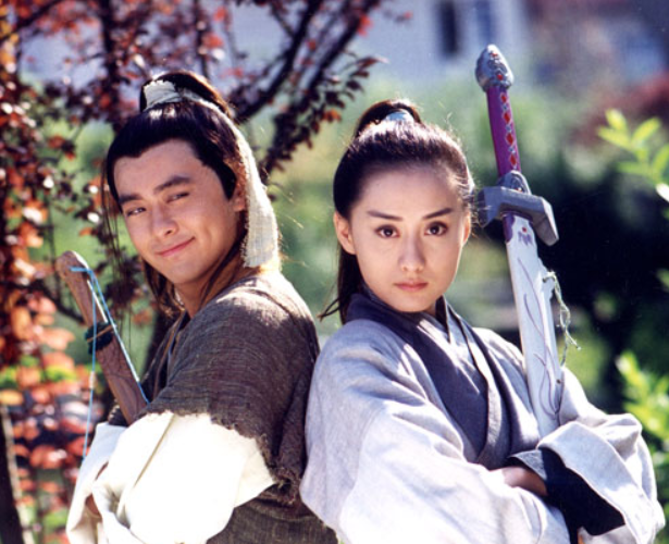 陈德容|48岁陈德容和网红一起带货，发际线后移严重，下巴尖锐被嘲网红脸